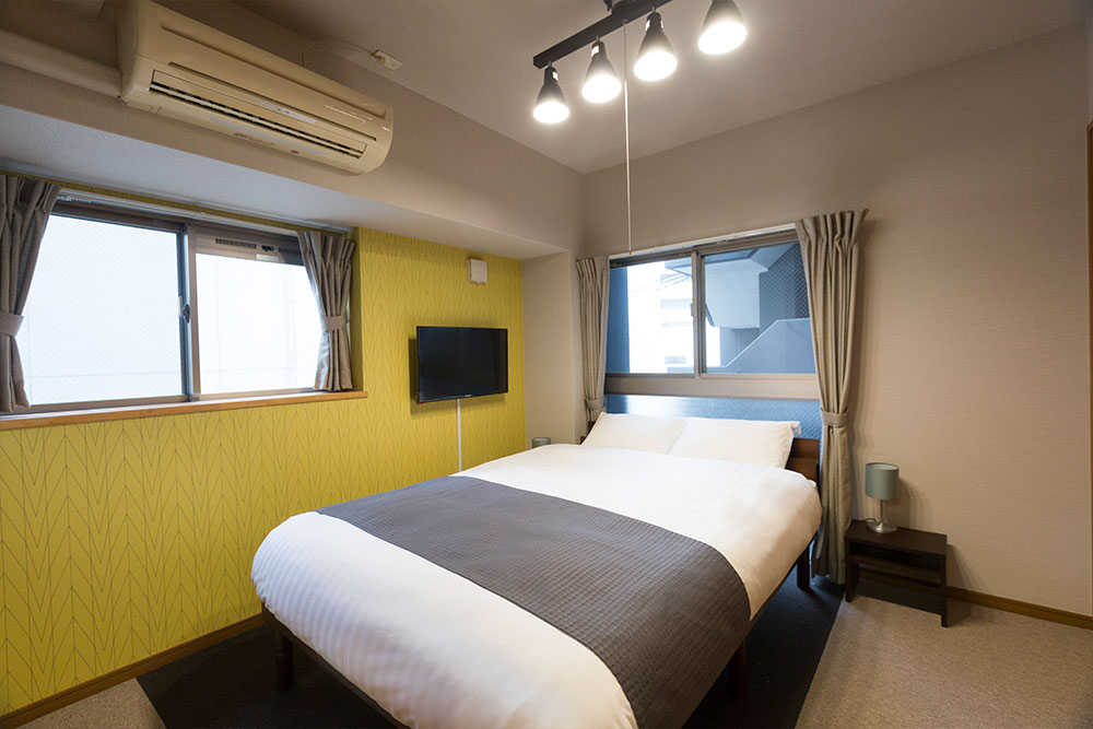 Coruscant Hotel長崎駅１ダブルルーム客室写真。ダブルベッド設置・最大4名まで宿泊可能。