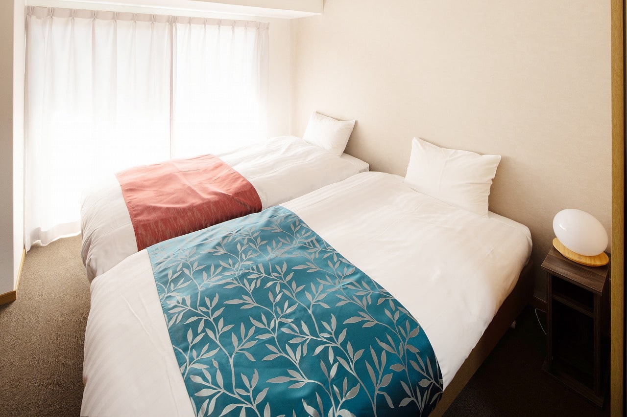 Coruscant Hotel長崎駅１ツインルーム客室写真。シングルベッド２台・3名まで宿泊可能。