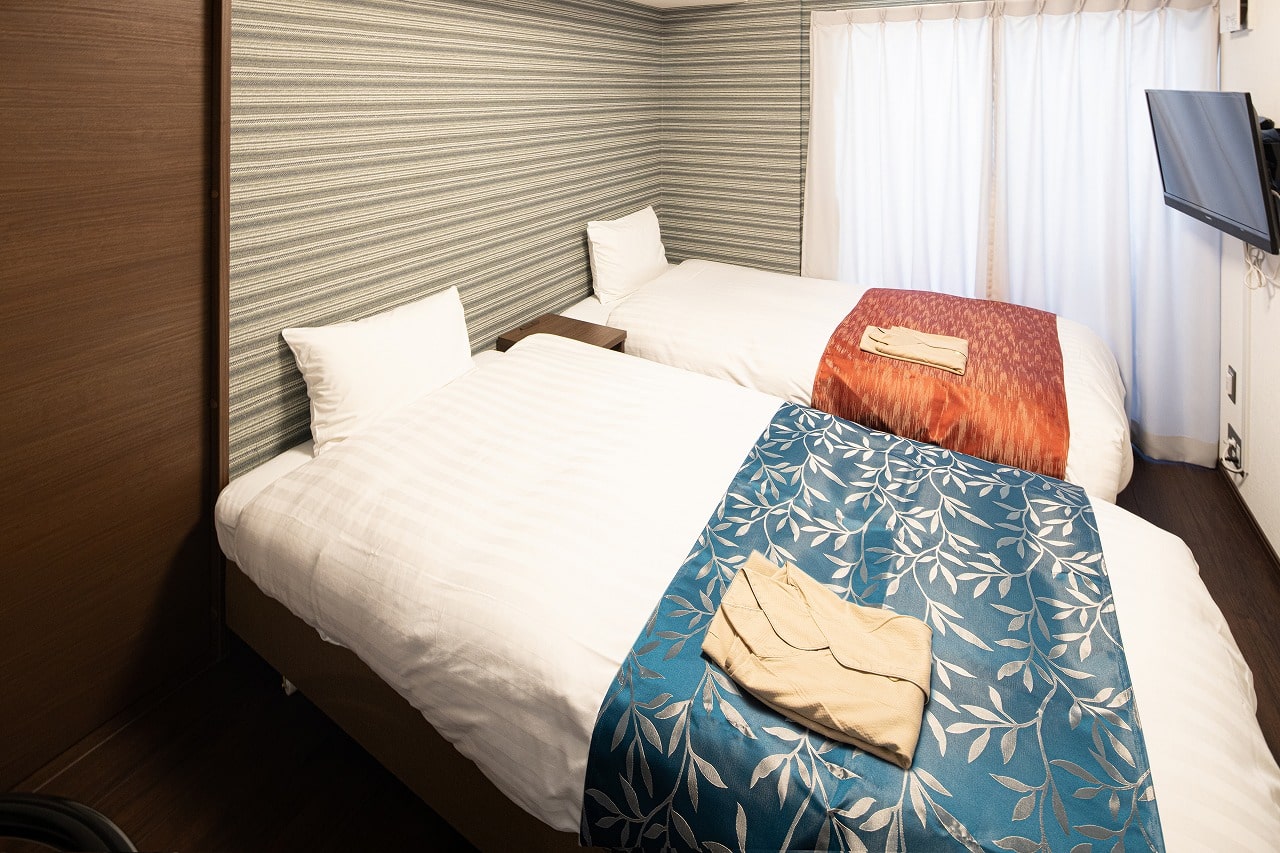 Coruscant Hotel長崎駅２スタンダードツインルーム客室写真。シングルベッド２台設置。